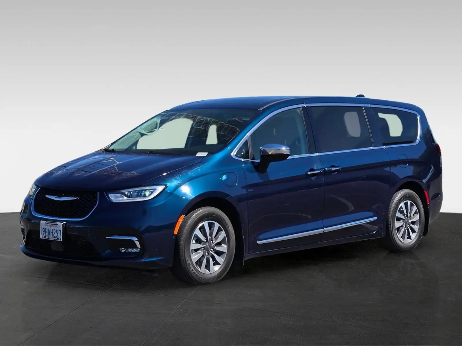 2023 Chrysler Pacifica Hybrid Limited Hybrid's photo