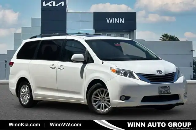 2014 Toyota Sienna XLE V6 7-Passenger Access Seat's photo