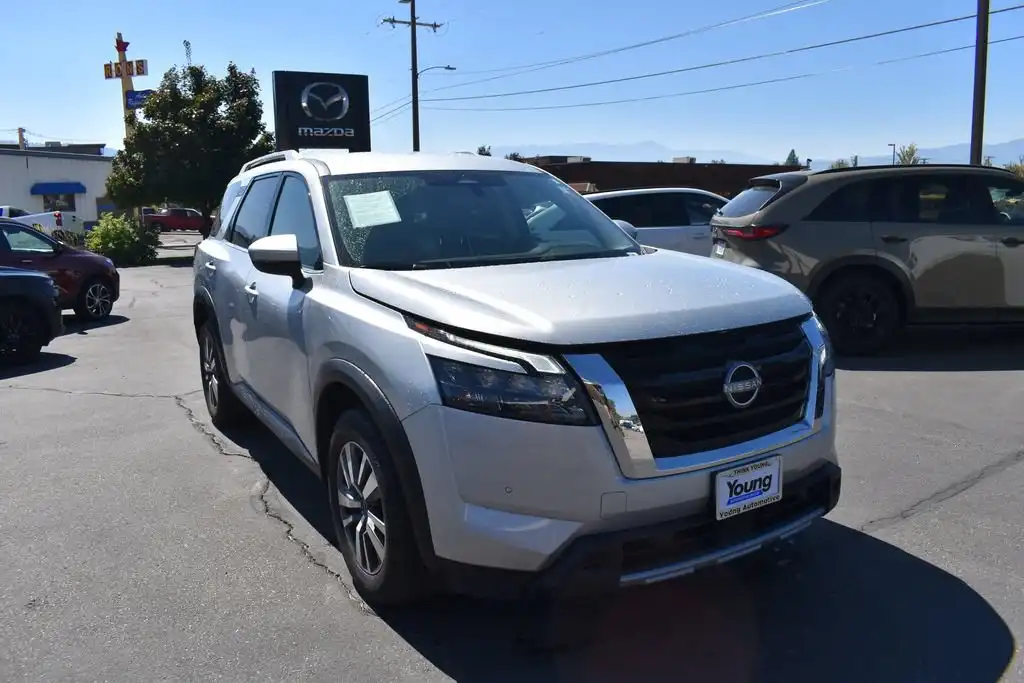 2025 Nissan Pathfinder SL 4WD's photo
