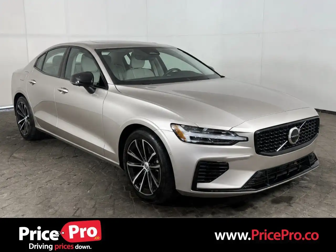 2023 Volvo S60 T8 Recharge Plus Dark Theme AWD's photo