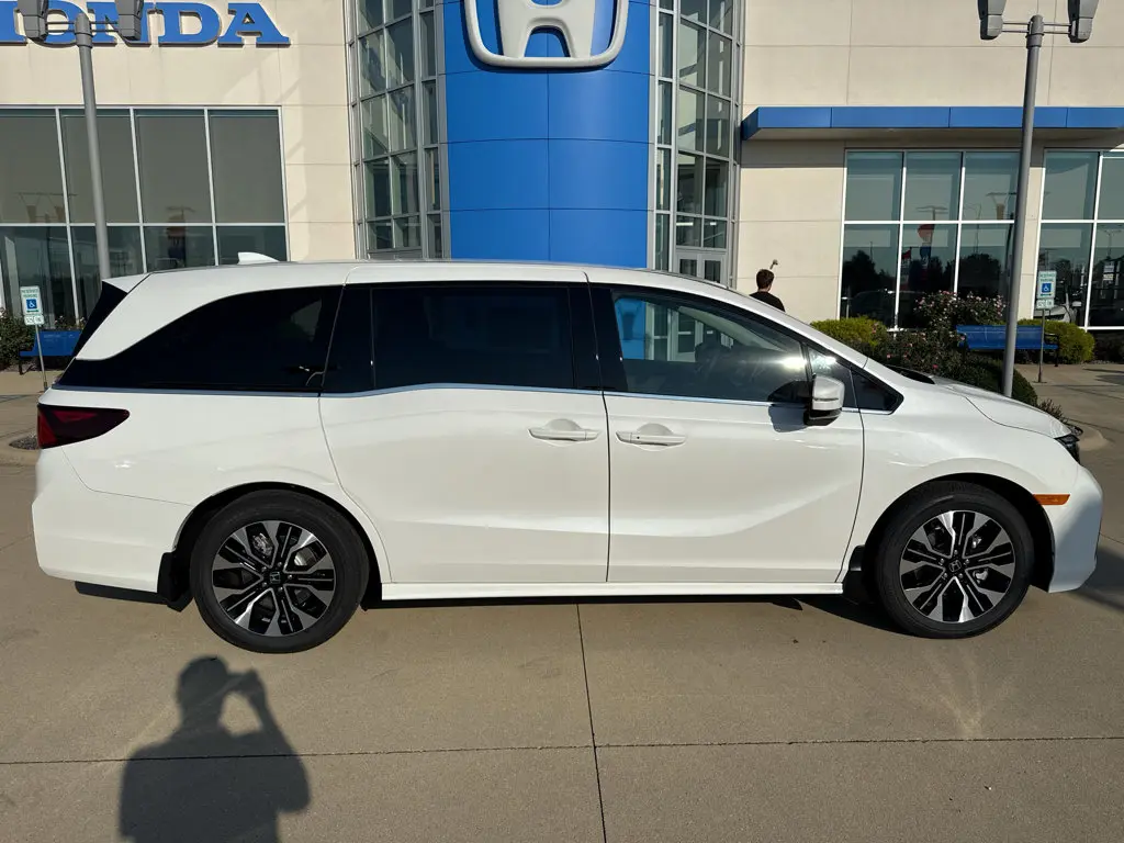 2027 Honda Odyssey Elite photo 4