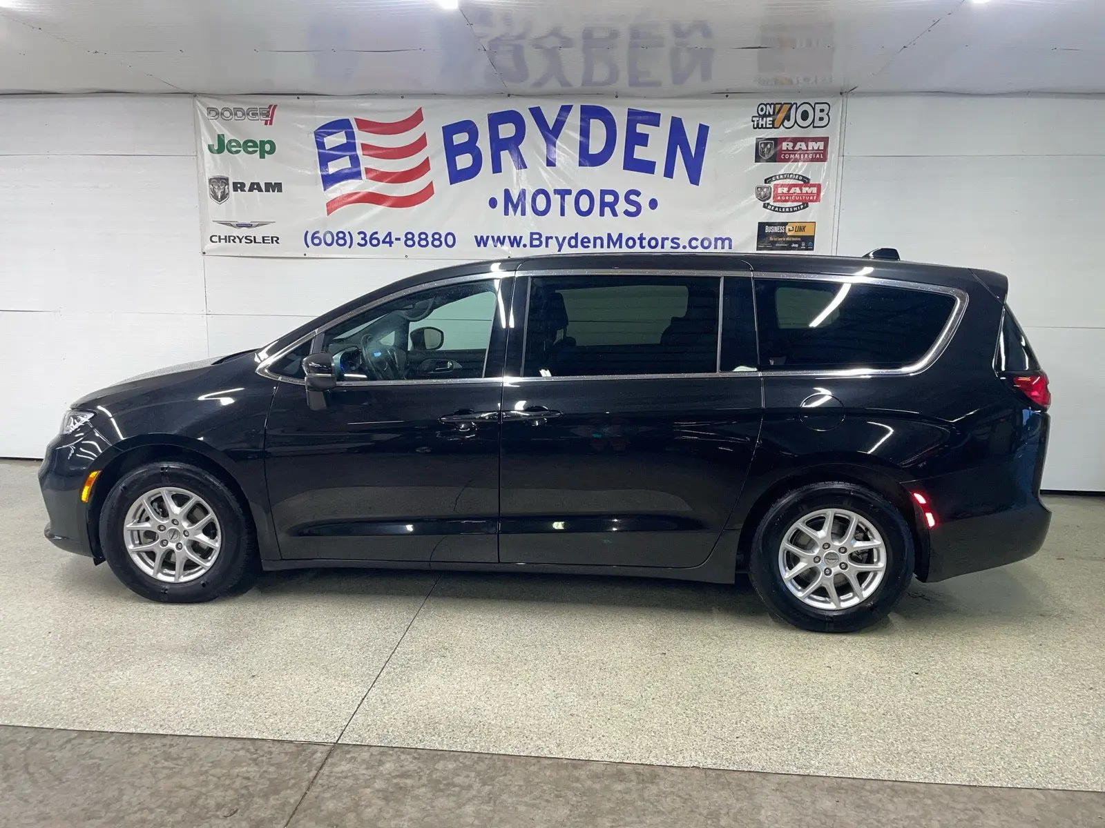 2023 Chrysler Pacifica Touring photo 5