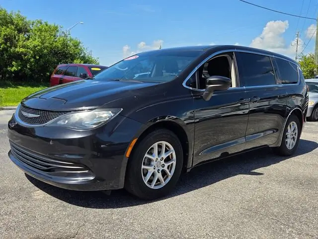2017 Chrysler Pacifica Touring photo 3