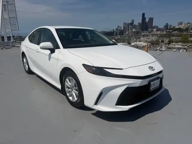 2025 Toyota Camry LE Hybrid's photo