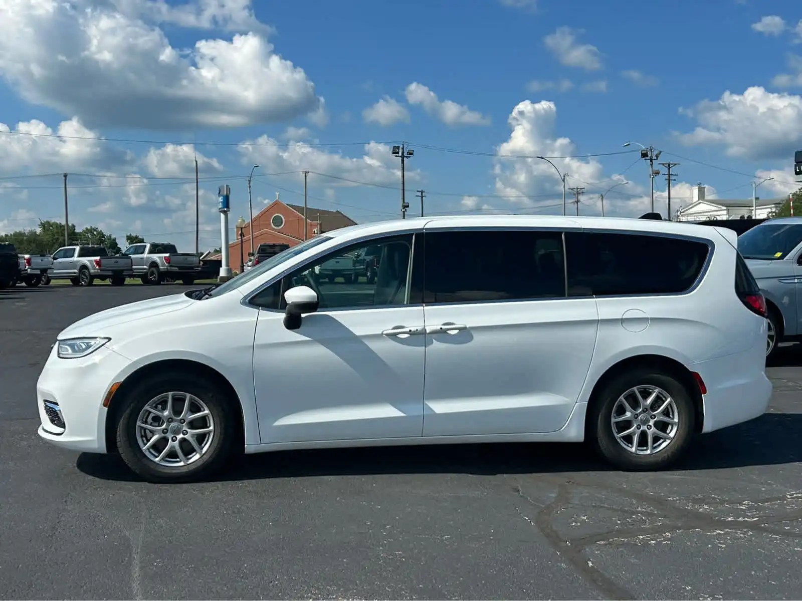 2023 Chrysler Pacifica Touring L's photo