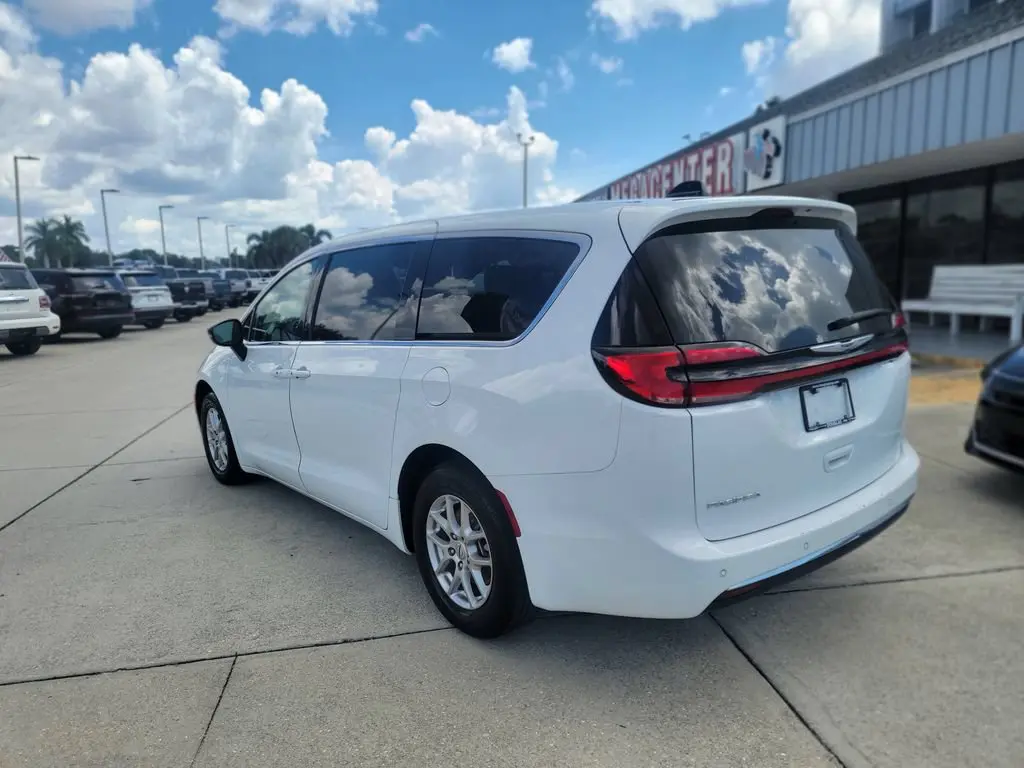 2025 Chrysler Pacifica Select photo 3