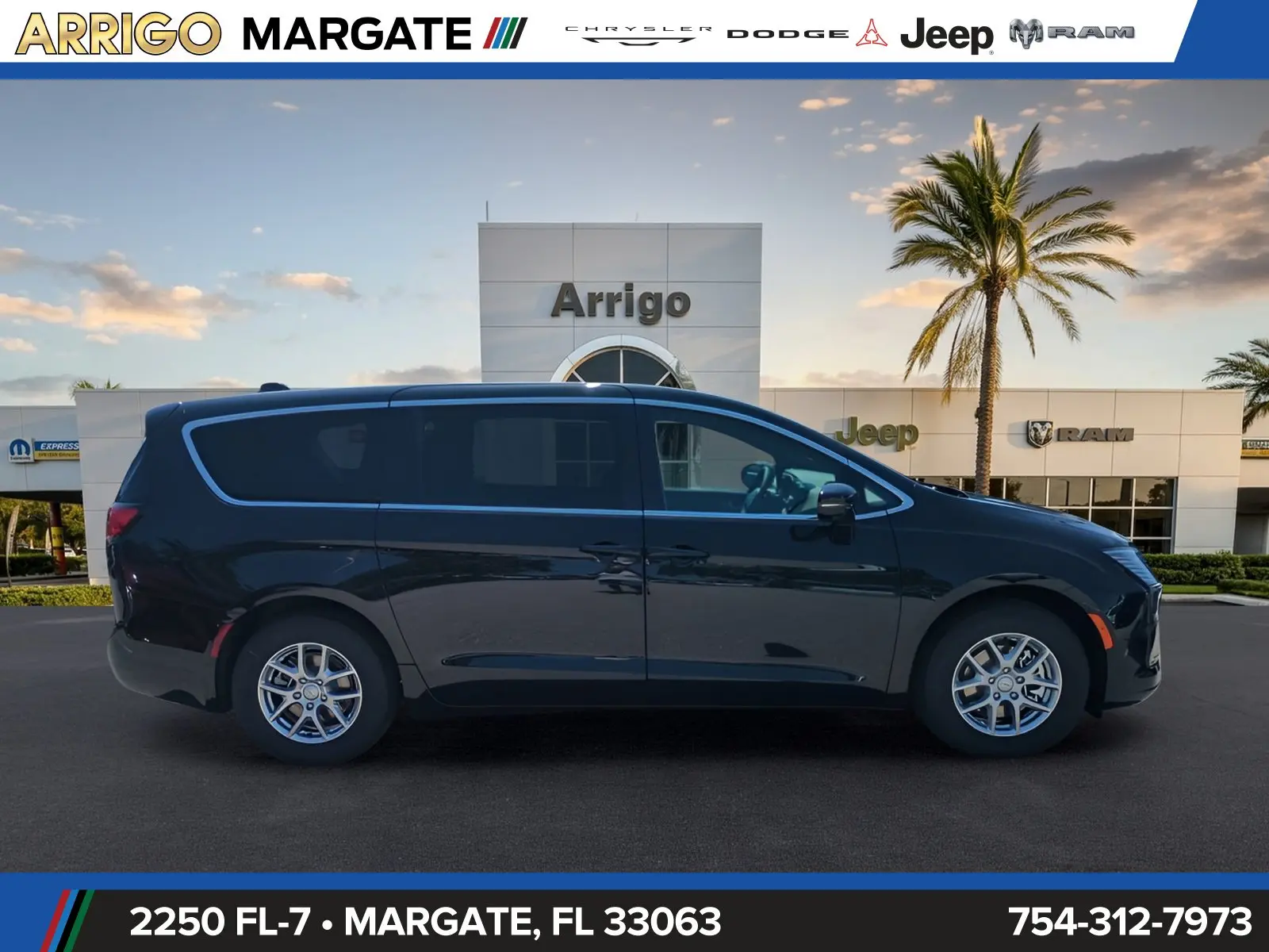 2027 Chrysler Pacifica Select photo 4