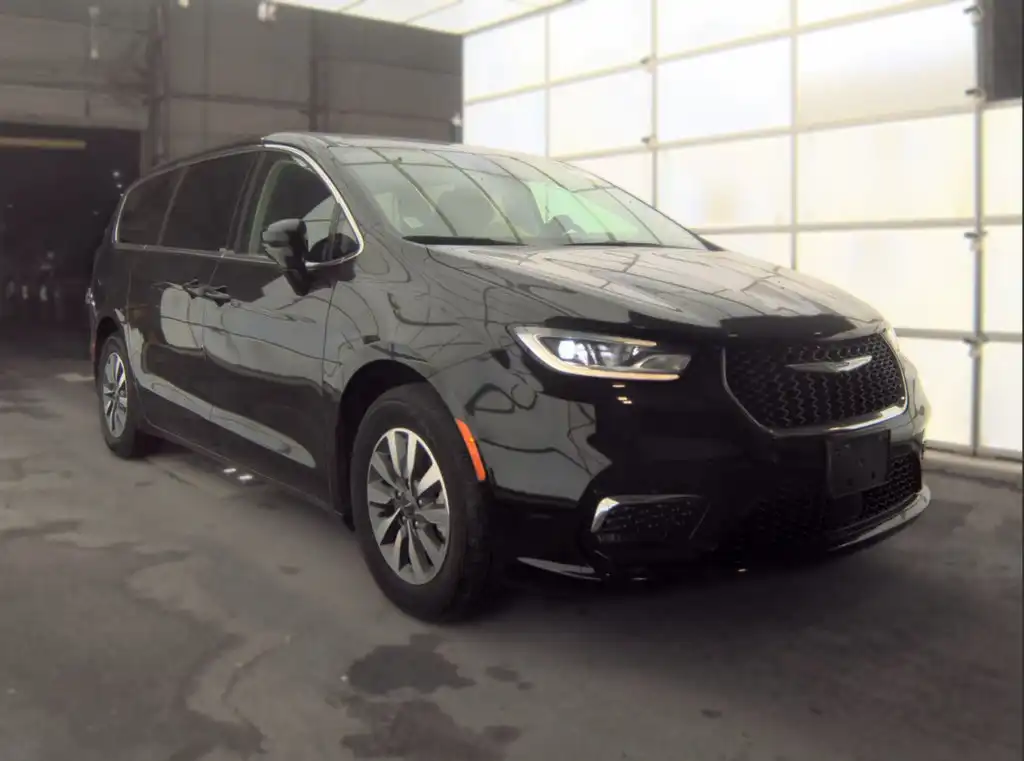 2024 Chrysler Pacifica Hybrid PHEV Select's photo