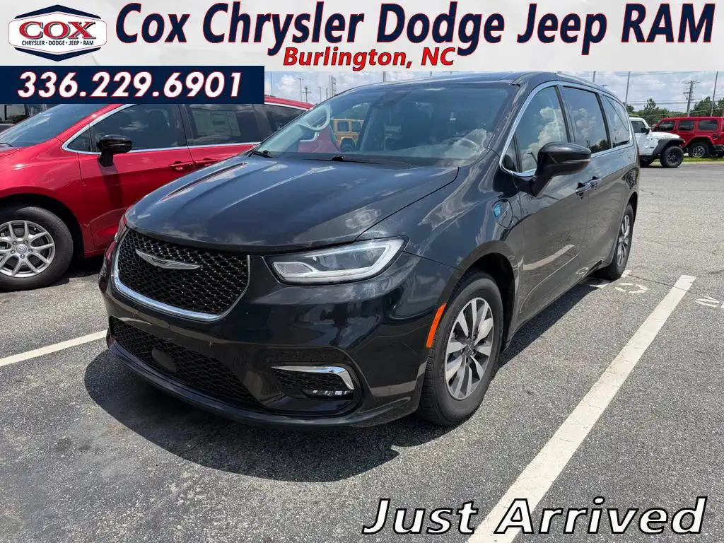 2023 Chrysler Pacifica Hybrid Touring L Hybrid's photo