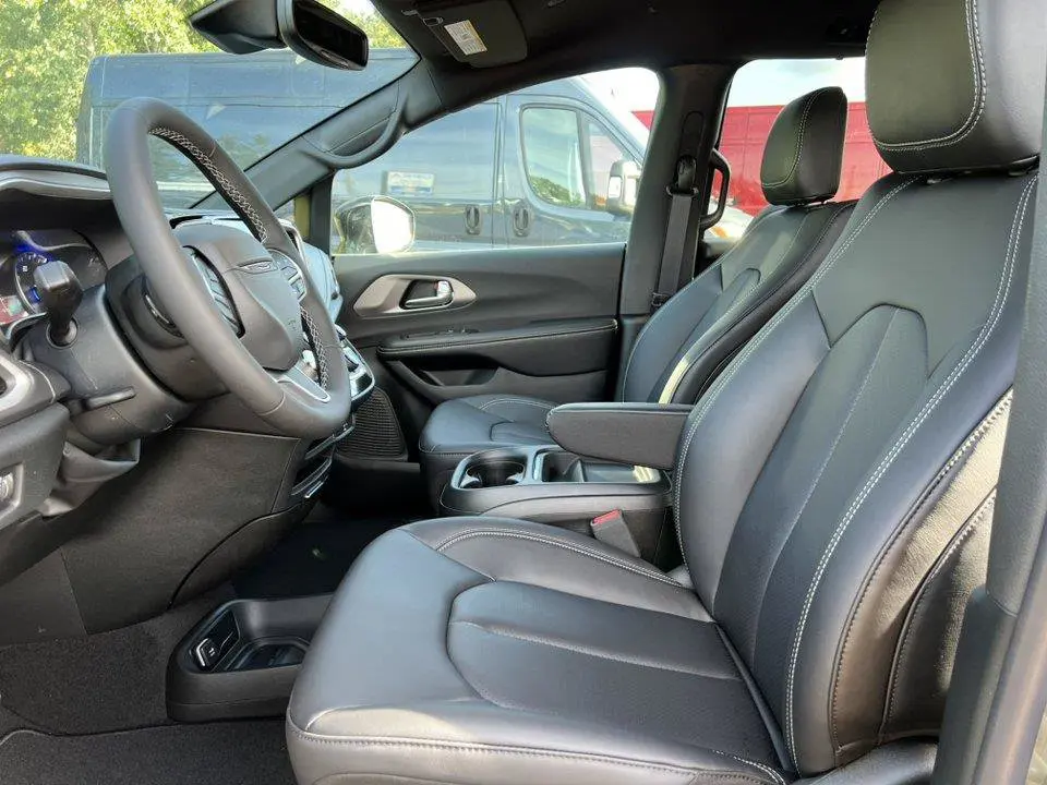 2027 Chrysler Pacifica Select photo 3