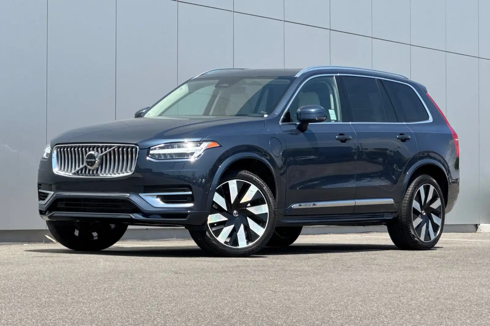 2023 Volvo XC90 T8 Recharge Ultimate Bright Theme AWD's photo