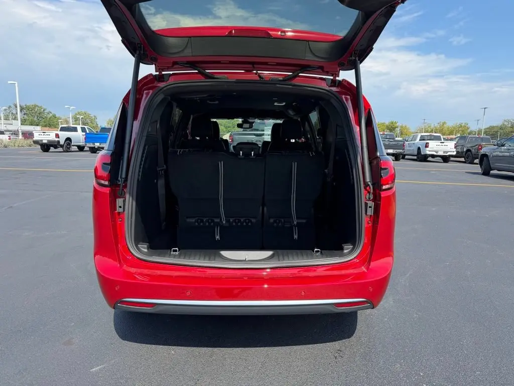2027 Chrysler Pacifica Select photo 3