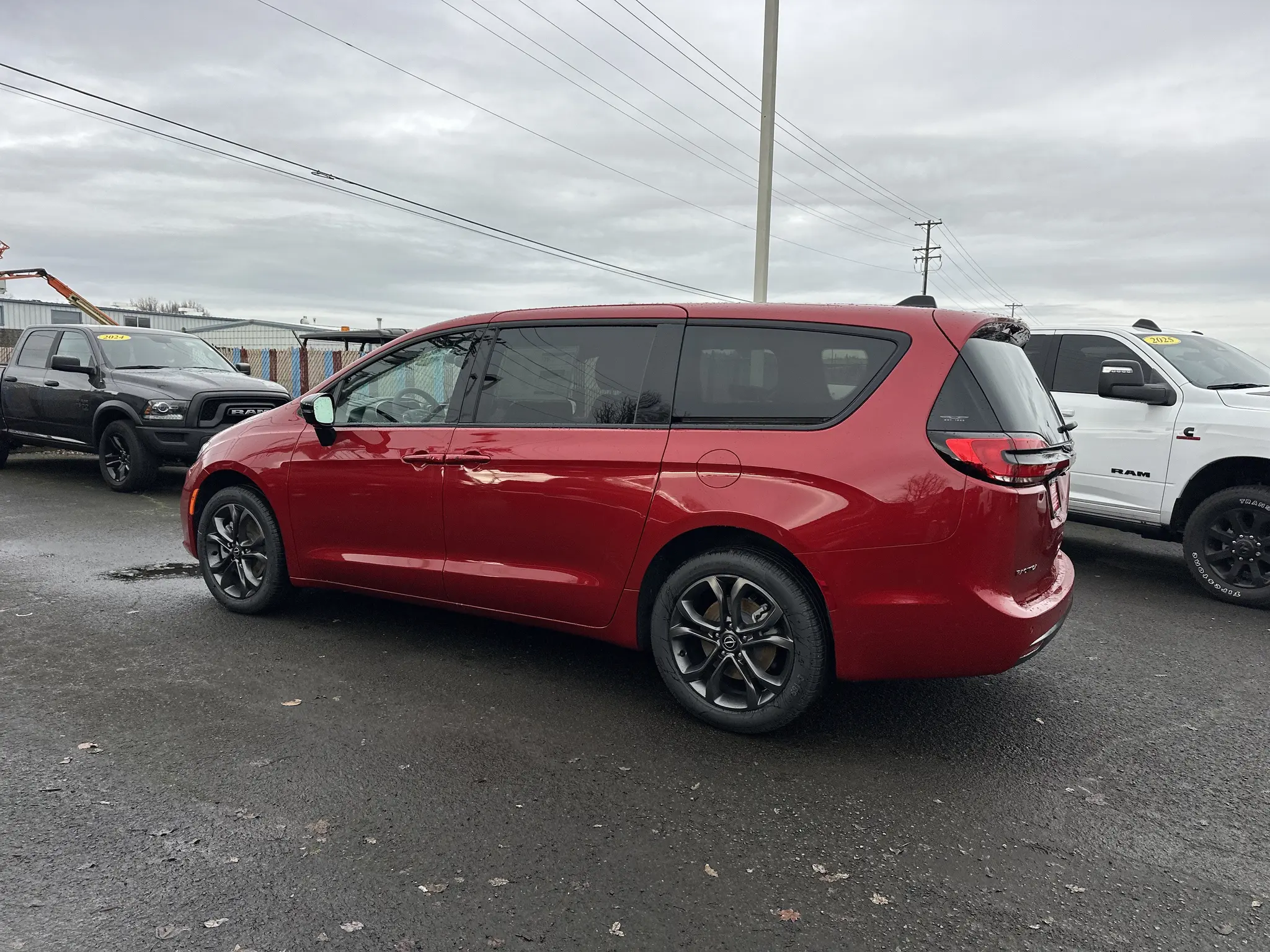 2026 Chrysler Pacifica Select AWD photo 3