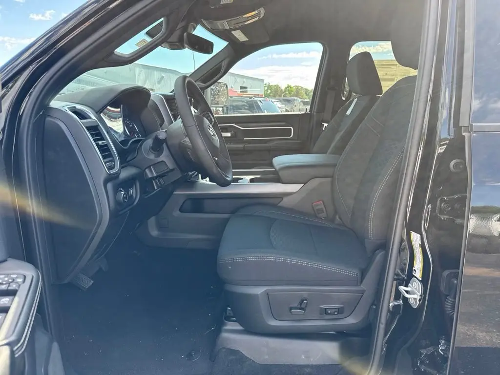 2026 RAM 2500 Big Horn 4WD Crew Cab SWB photo 4