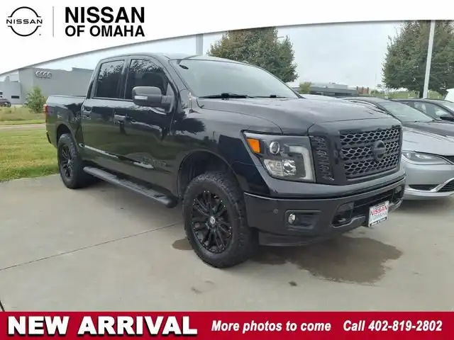 2019 Nissan Titan SL 4WD Crew Cab's photo