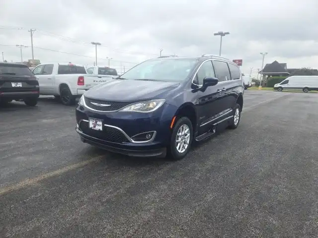 2020 Chrysler Pacifica Touring L's photo