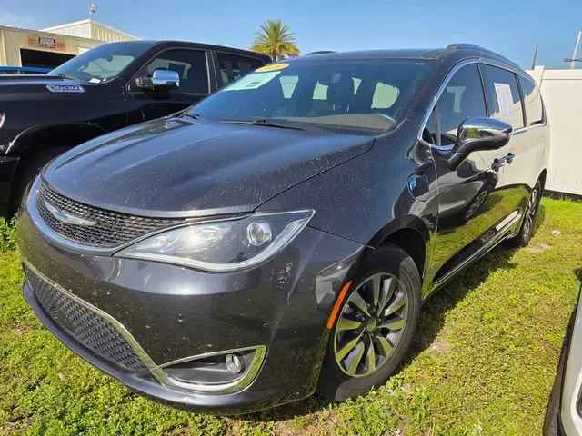 2020 Chrysler Pacifica Hybrid Limited photo 3