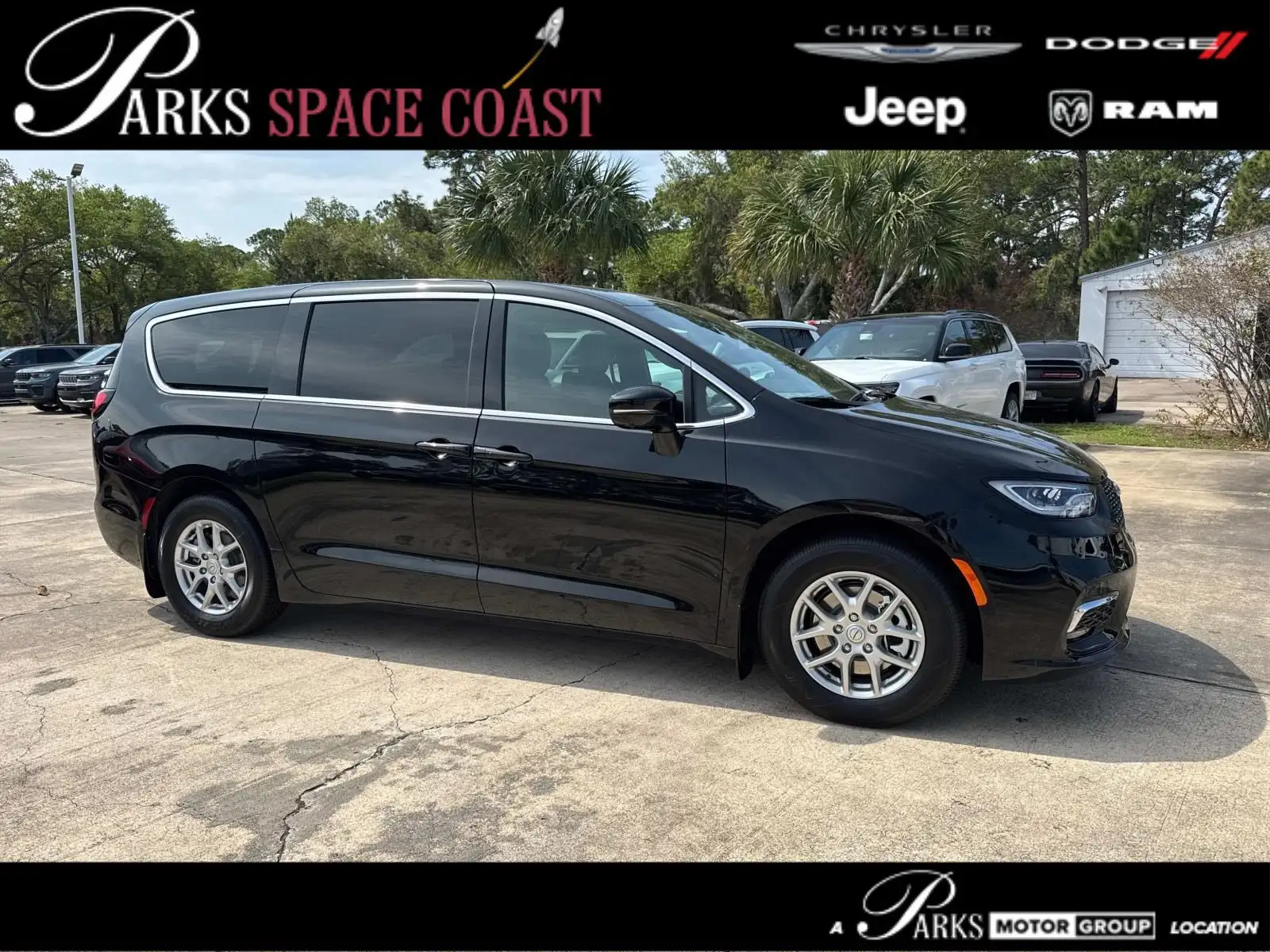 2026 Chrysler Pacifica Select's photo