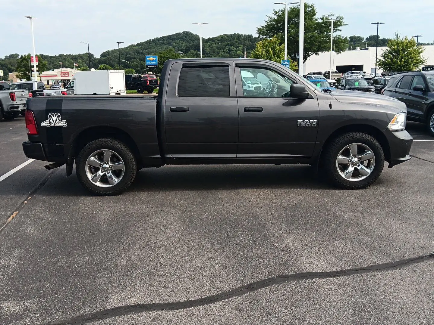 2017 RAM 1500 Express 4x4 Crew Cab 5'7 photo 3