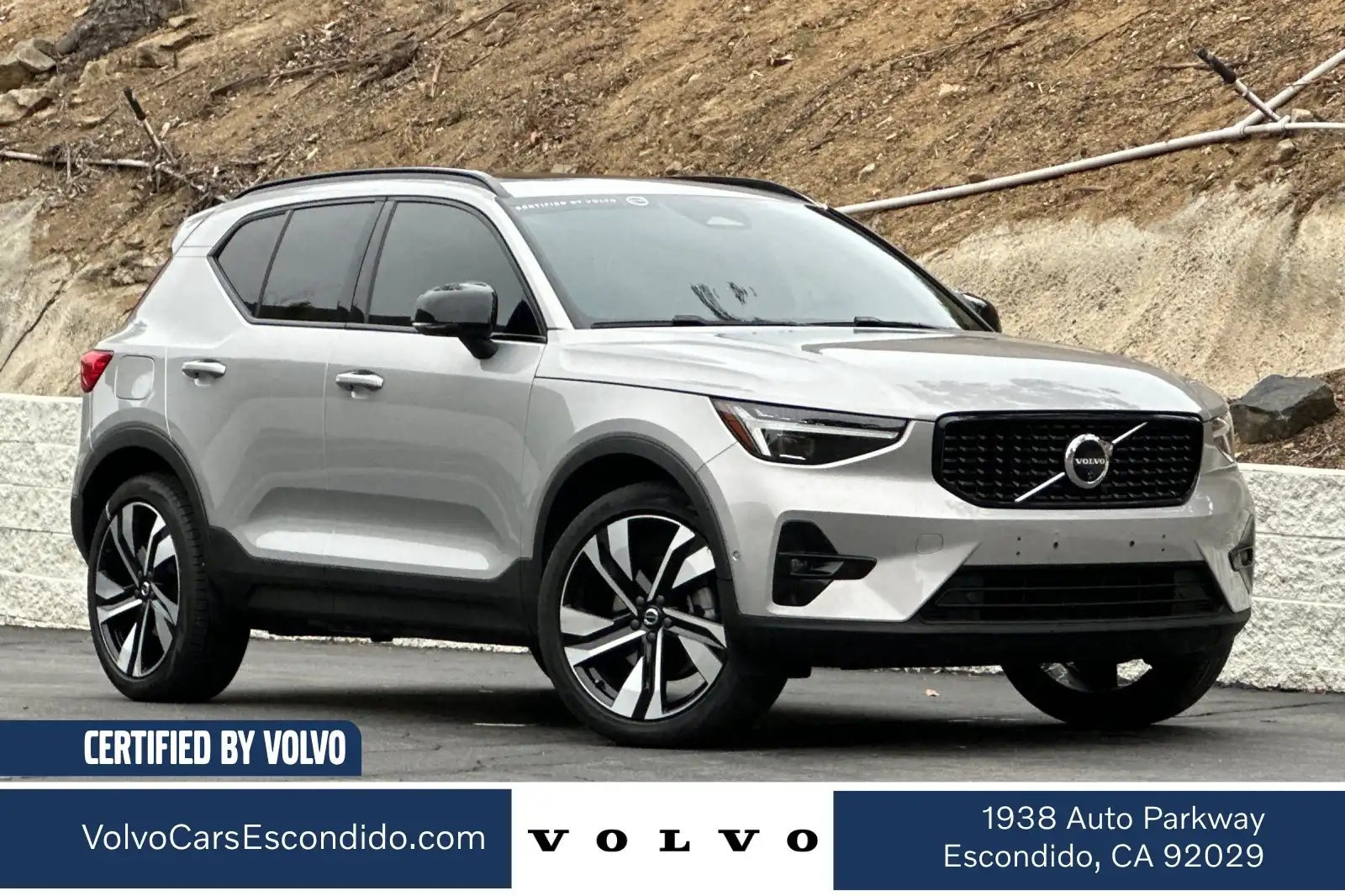 2024 Volvo XC40 B5 Plus Dark AWD's photo