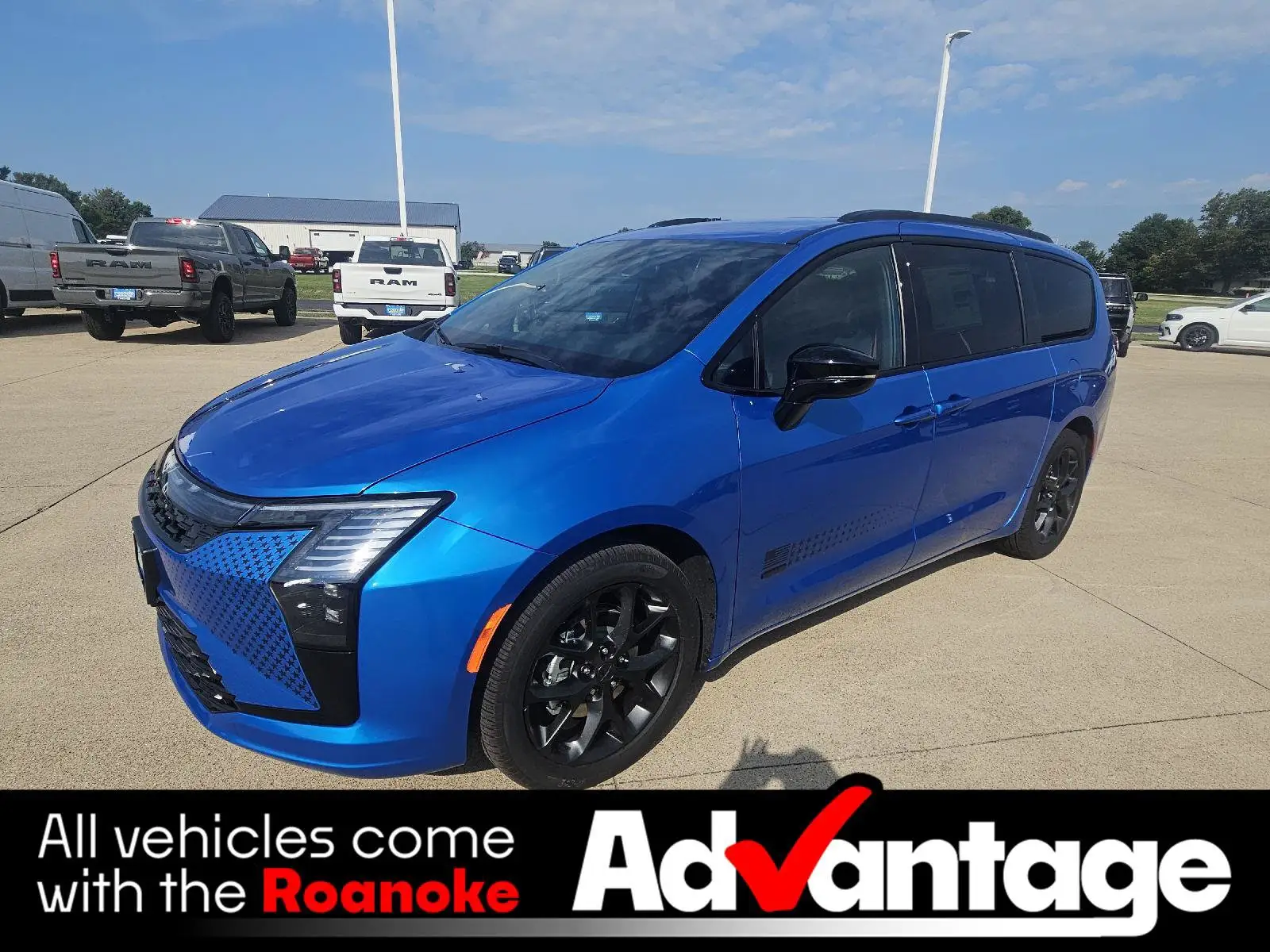 2027 Chrysler Pacifica Select photo 1