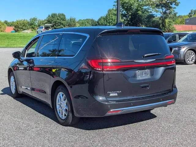 2023 Chrysler Pacifica Touring L photo 3