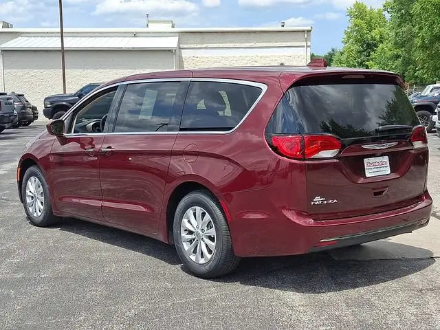 2018 Chrysler Pacifica Touring Plus photo 4