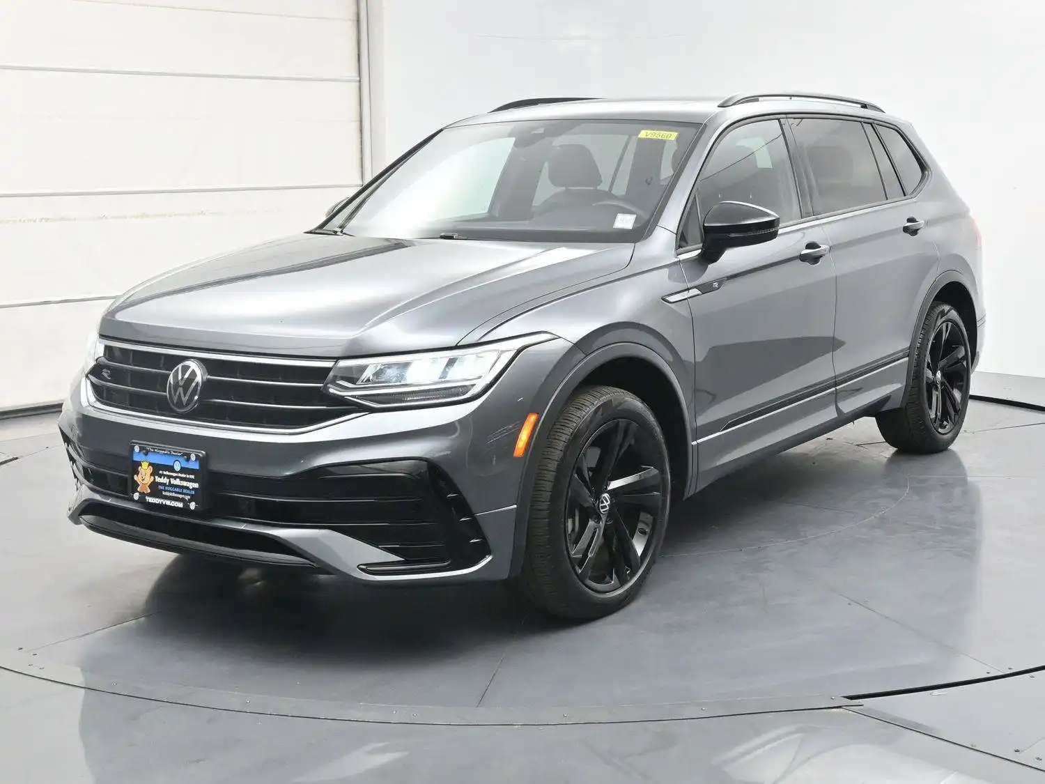 2024 Volkswagen Tiguan 2.0T SE R-Line Black 4Motion's photo