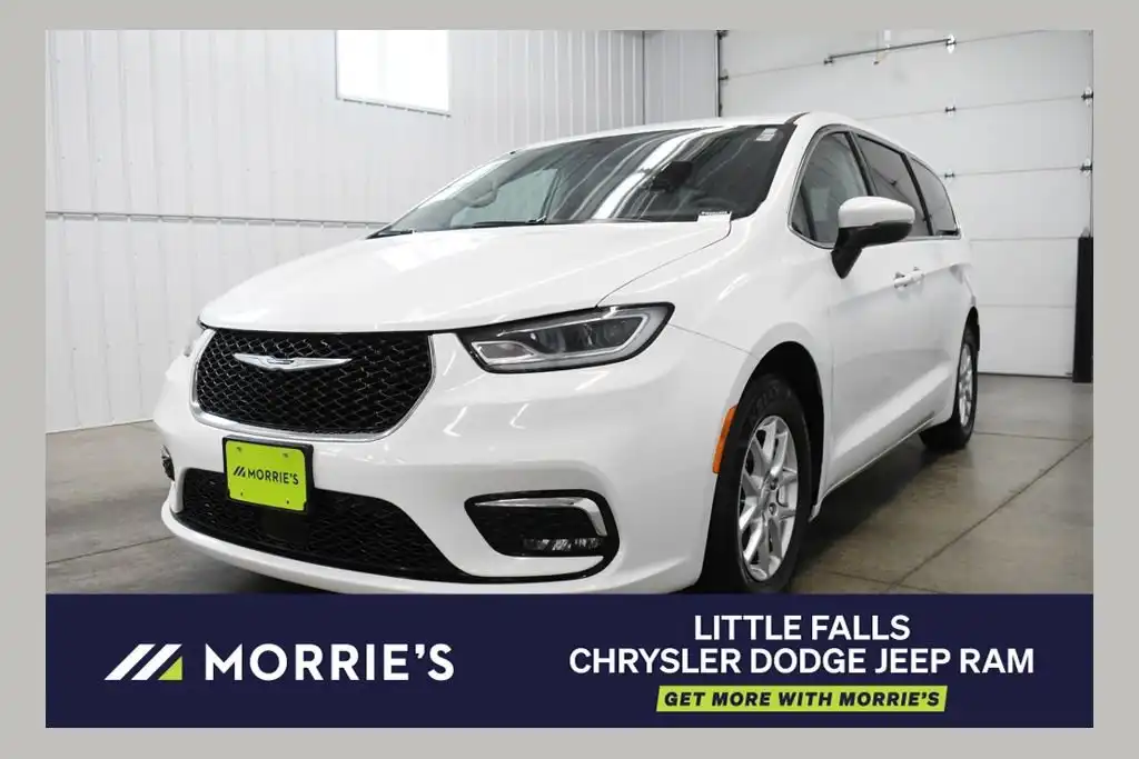2023 Chrysler Pacifica Touring L's photo