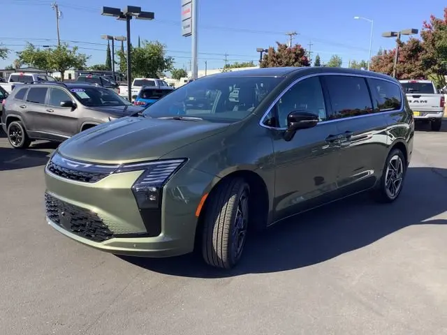 2027 Chrysler Pacifica Limited photo 5