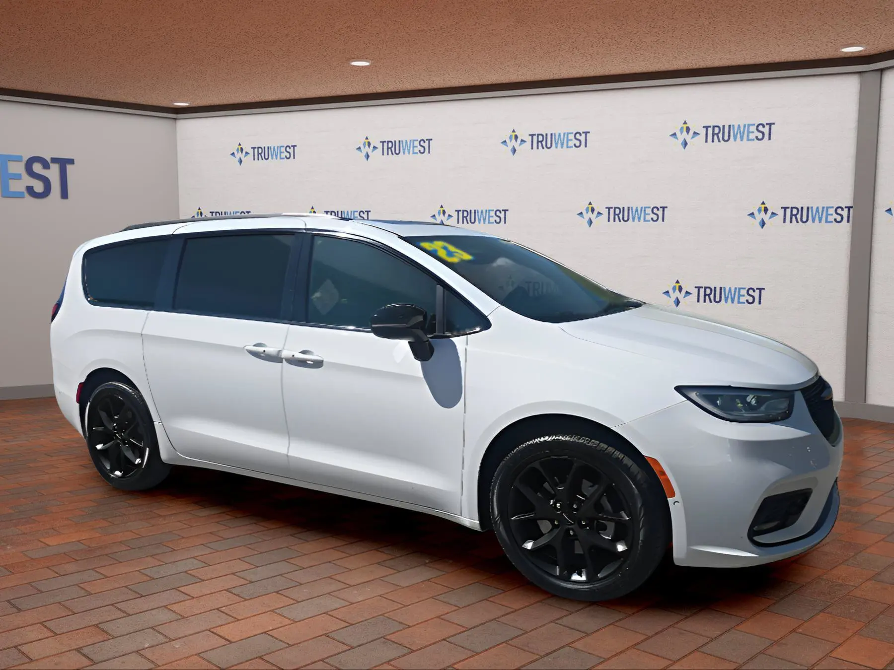 2023 Chrysler Pacifica Limited AWD photo 4