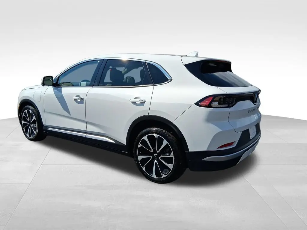 2025 VinFast VF 8 Plus Standard Range photo 3