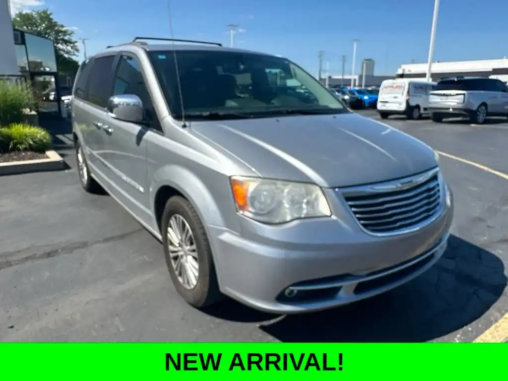 2014 Chrysler Town & Country Touring-L's photo