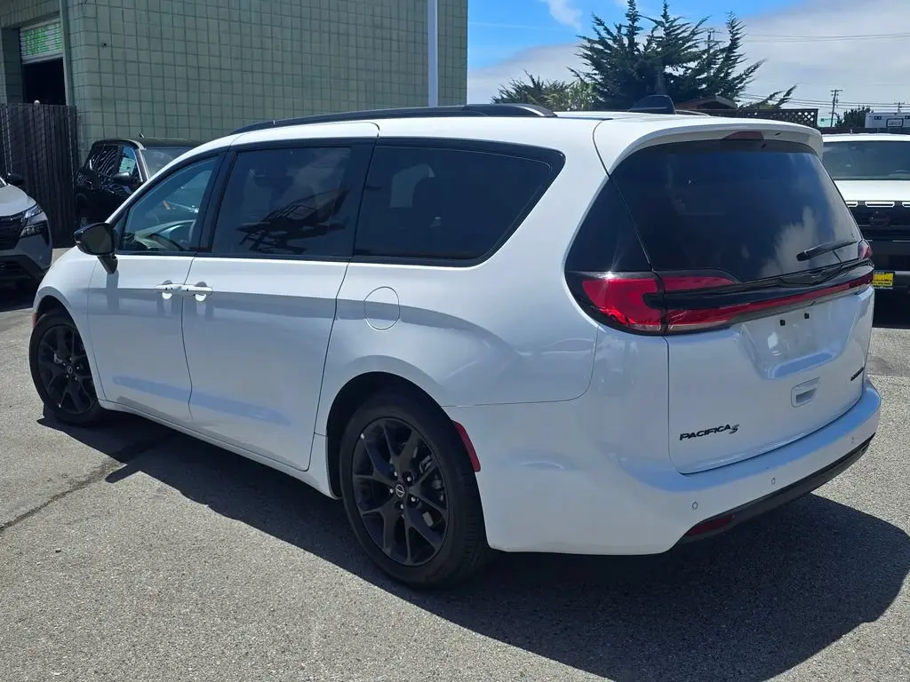 2025 Chrysler Pacifica Limited photo 3