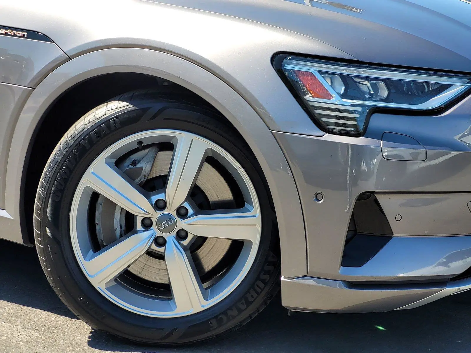 2019 Audi e-tron Premium Plus photo 5