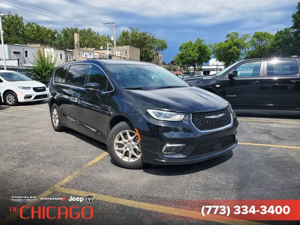 2025 Chrysler Pacifica Select's photo
