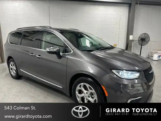 2023 Chrysler Pacifica Limited's photo