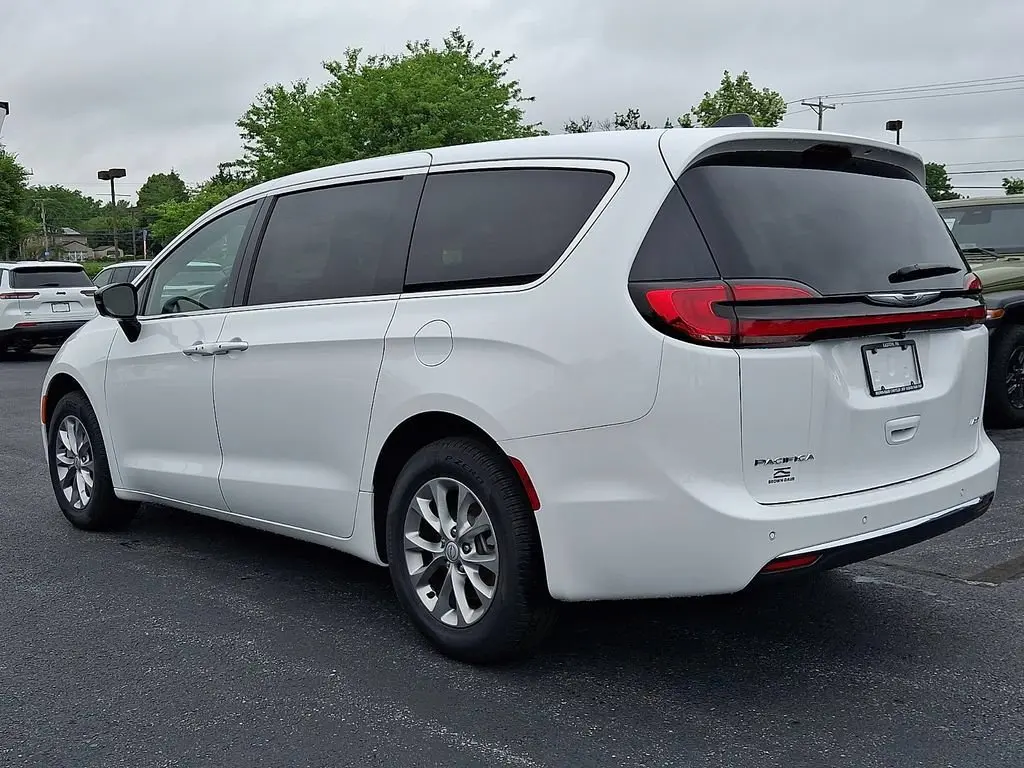 2026 Chrysler Pacifica Select AWD photo 4