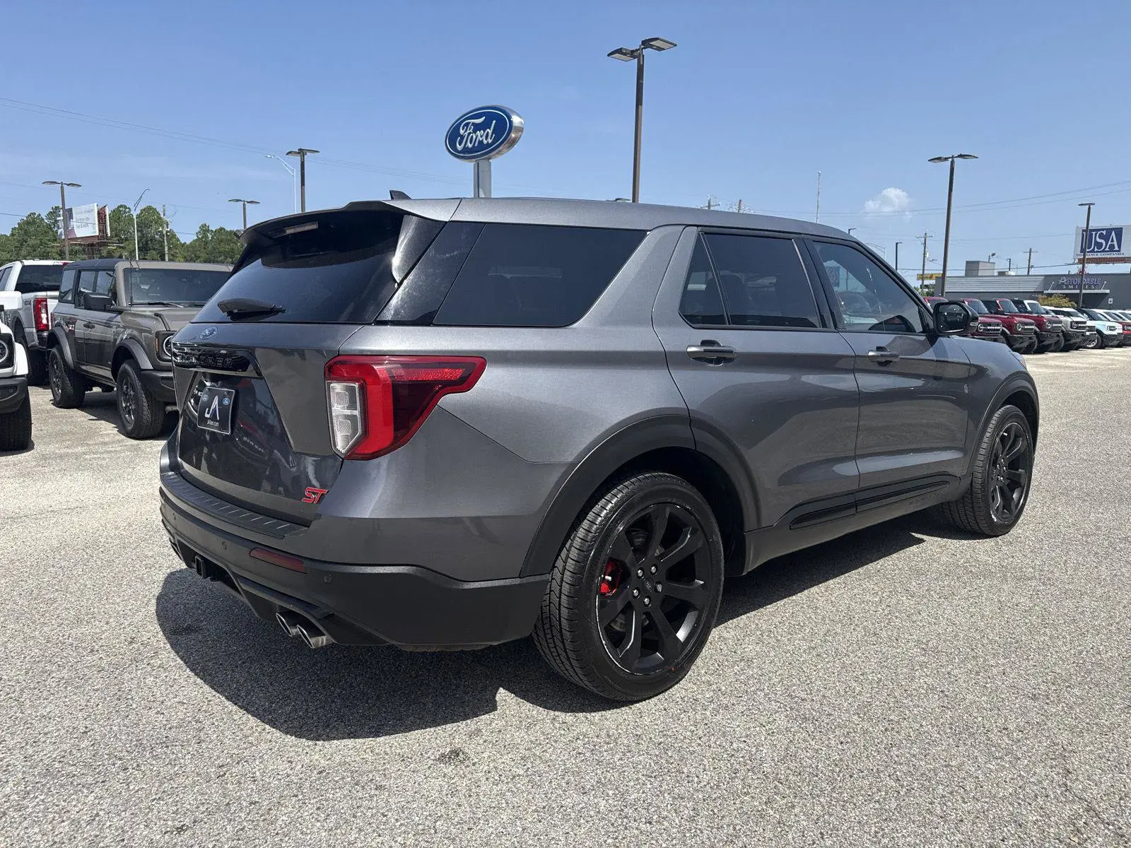 2022 Ford Explorer ST photo 3
