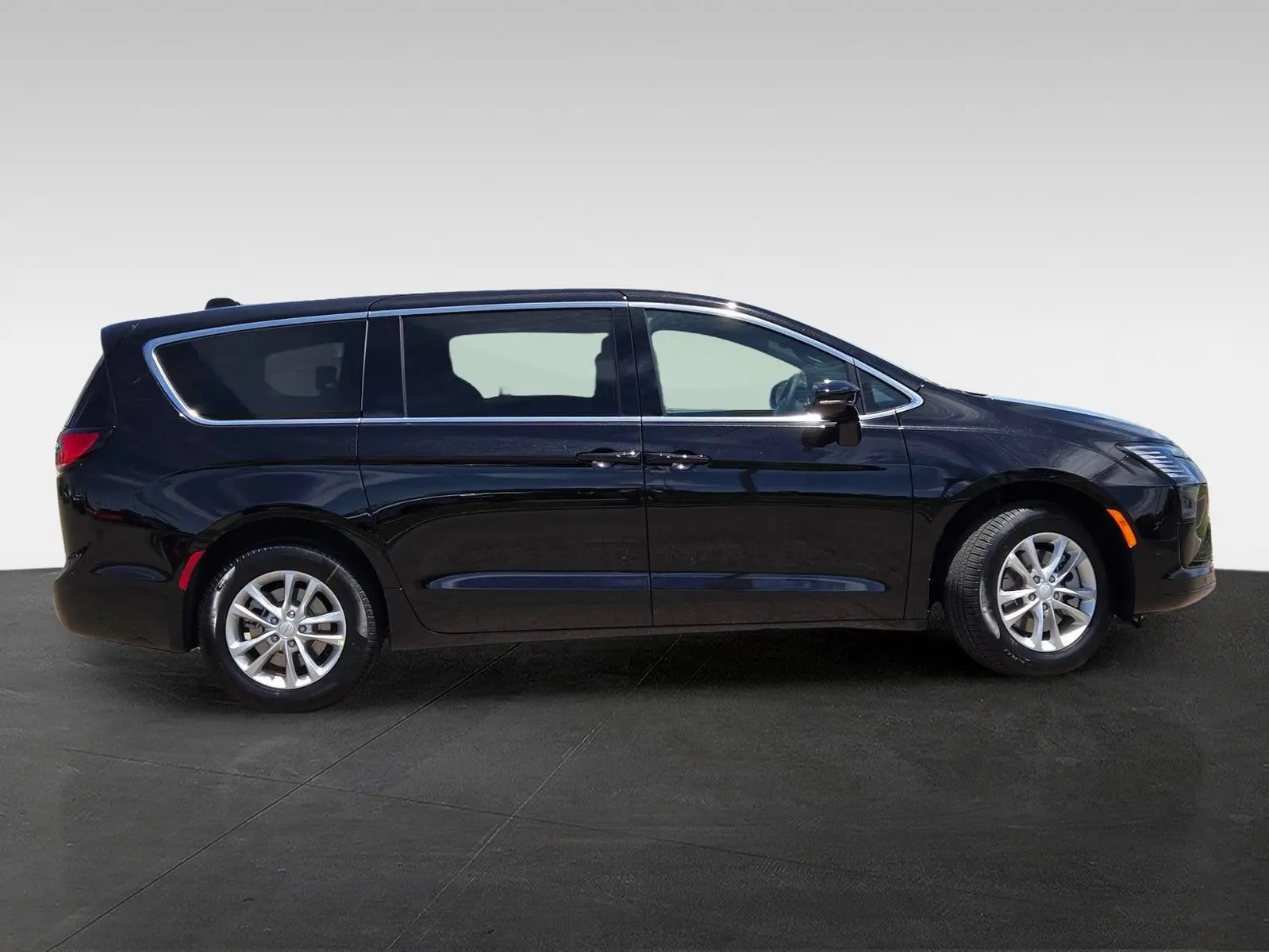 2027 Chrysler Pacifica Select AWD photo 3