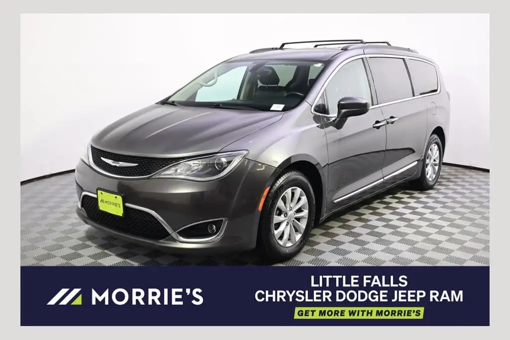 2017 Chrysler Pacifica Touring L's photo