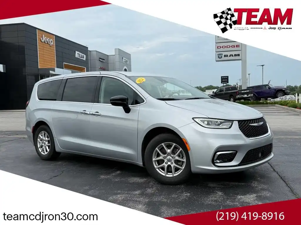 2024 Chrysler Pacifica Touring L's photo