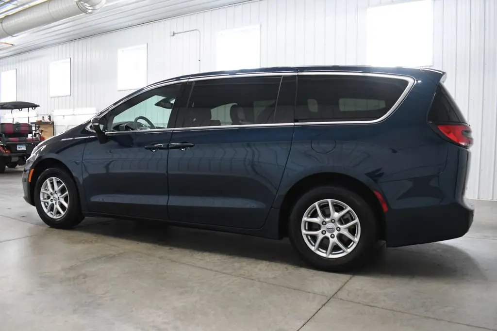 2025 Chrysler Pacifica Select photo 4