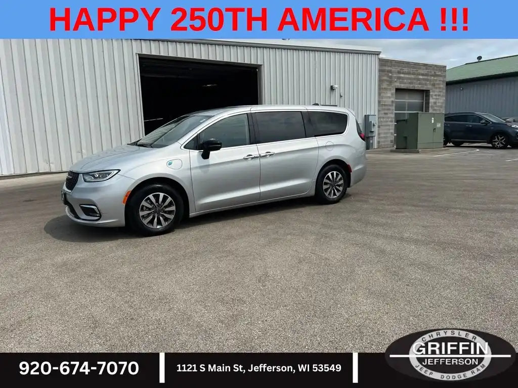2024 Chrysler Pacifica Hybrid Select PHEV's photo