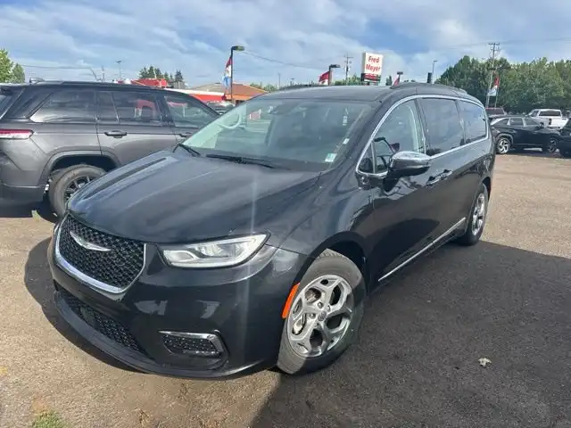 2023 Chrysler Pacifica Limited's photo