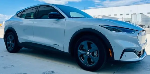 2023 Ford Mustang-Mach-e Select photo 3