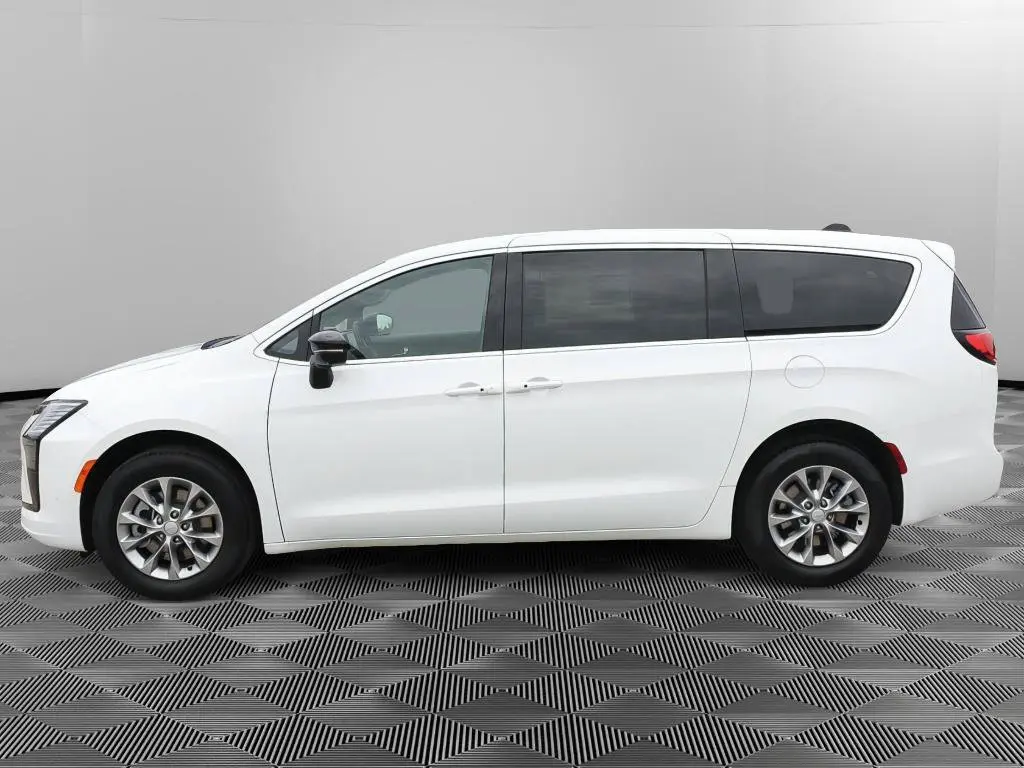 2027 Chrysler Pacifica Select AWD photo 3