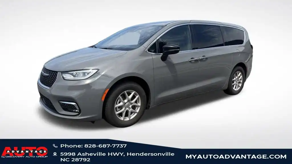 2025 Chrysler Pacifica Select's photo