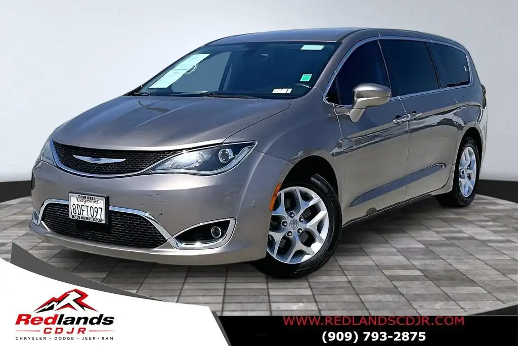 2018 Chrysler Pacifica Touring Plus's photo