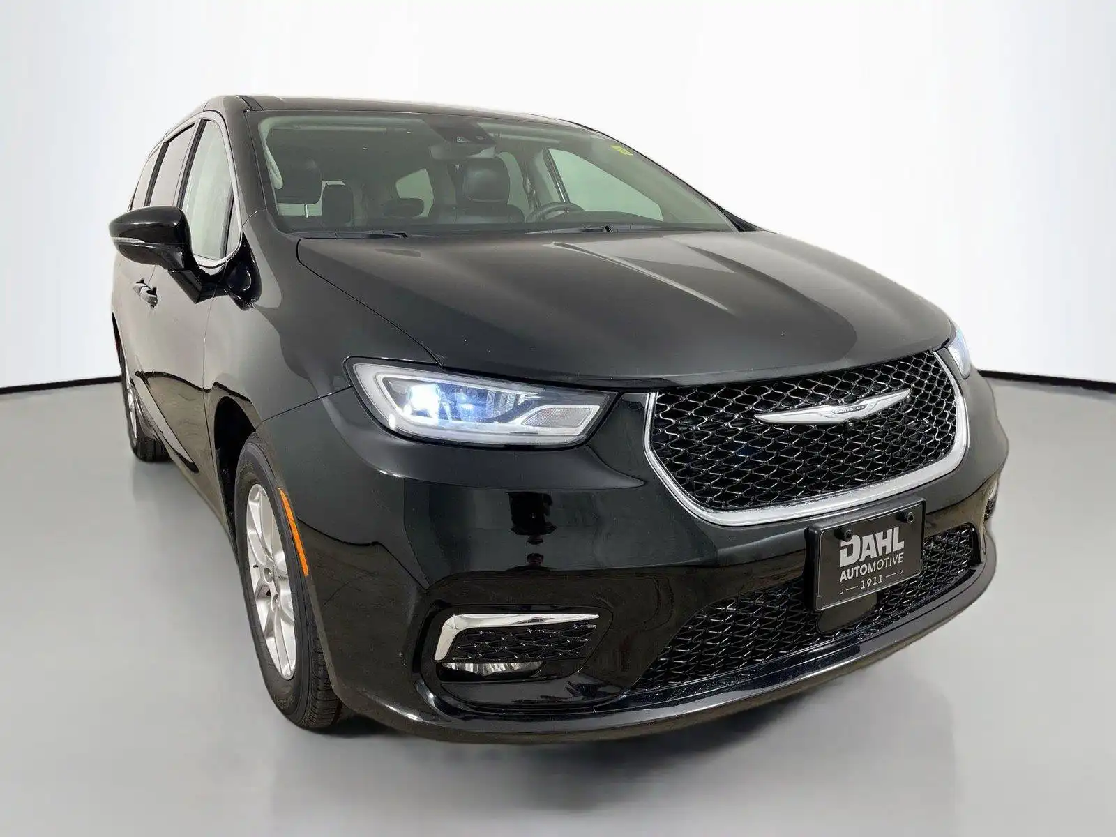2024 Chrysler Pacifica Touring L's photo